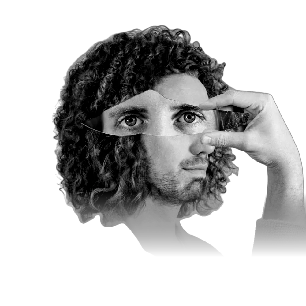 Zwart-witportret van Peter Budding met een spiegelstrook voor zijn ogen